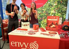 Cecilia Flores Paez (Envy apples) in the booth with representatives of Amazon Fresh.