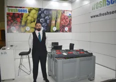 Baran Baykurt of FreshSens, presenting their solution to keep fresh produce fresh during transport