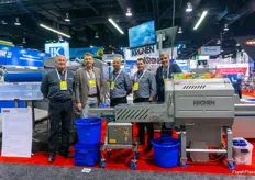 Russ Quandt, Hans Keijzer (with ZTI Machines, active ao. in melon, mango) John Scott, Juan Lindmayer and Andrew Carne with Kronen, showing the GEWA 4000B RT, a sanitizing wash system and the GS10-2 belt slicer