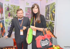 Tomasz Marasik, from Toma seeds with 28 years of experience, passionately explains the different tomato varieties to Anastasiya Antsipava from NV Fruithandel.