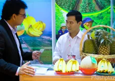 Business conversations at the stand of U&I Agriculture Cooperation from Vietnam.