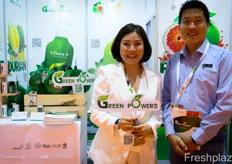 Green Powers sells a variety of fresh and processed products with pomelo ingredients.In their product range are shampoo and essistential oils. Left is Ly Thi Ngoc Minh, President and CEO, and to the right Le Quang Nguon.