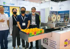 Sinclair produces home compostable fruit labels making it easier for stores to scan produce and for companies to communicate their brand. In front of the labeling machine are David Chen, Amonrat Vinaikulnivat, Uracha Tanwibool and Siam Pandey (Sinclair Thailand).