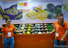 The Fruit Republic produces fruits and vegetables in Vietnam for export market, mainly to the EU. To the left is Truong Thi Hong Nga, together with Tran Thi Phuong Nam.